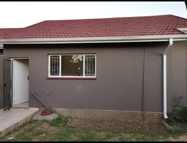 3 BEDROOM FREESTANDING FOR SALE IN SIGNAL HILL